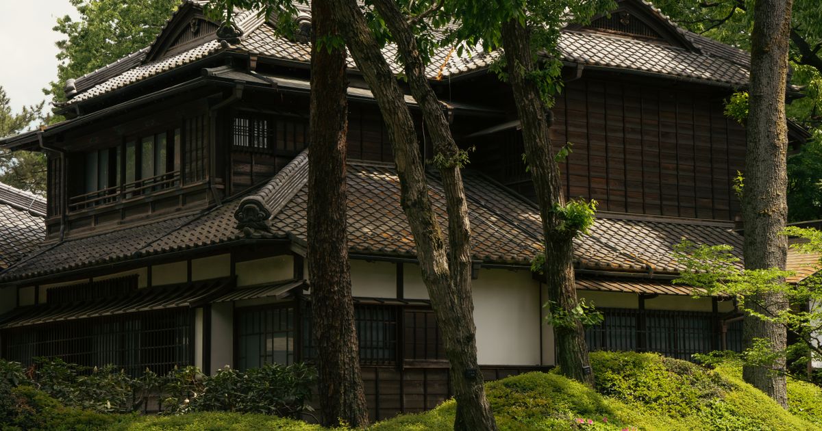 緑に囲まれた日本家屋の外観(イメージ)