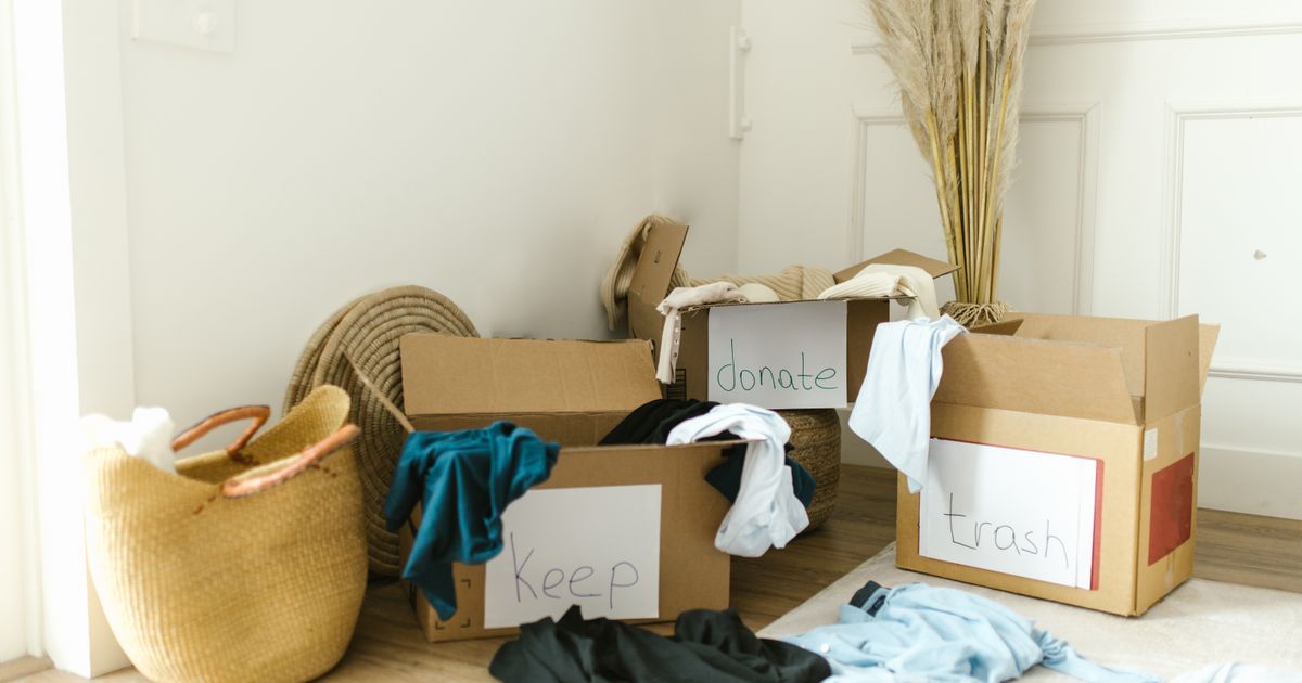 Keep・Donate・Trashと書き分けた仕分け用の段ボール箱と衣類(イメージ)