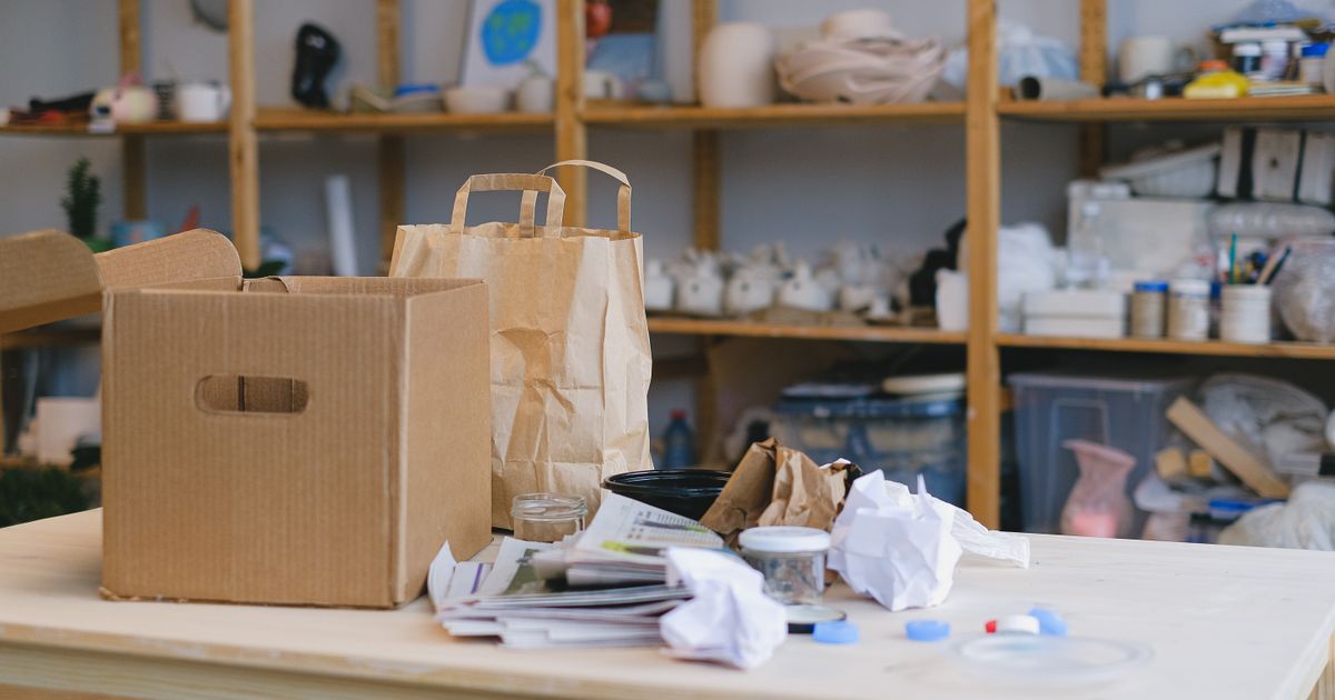 片付け前の段ボール箱や荷物が積まれた室内(イメージ)