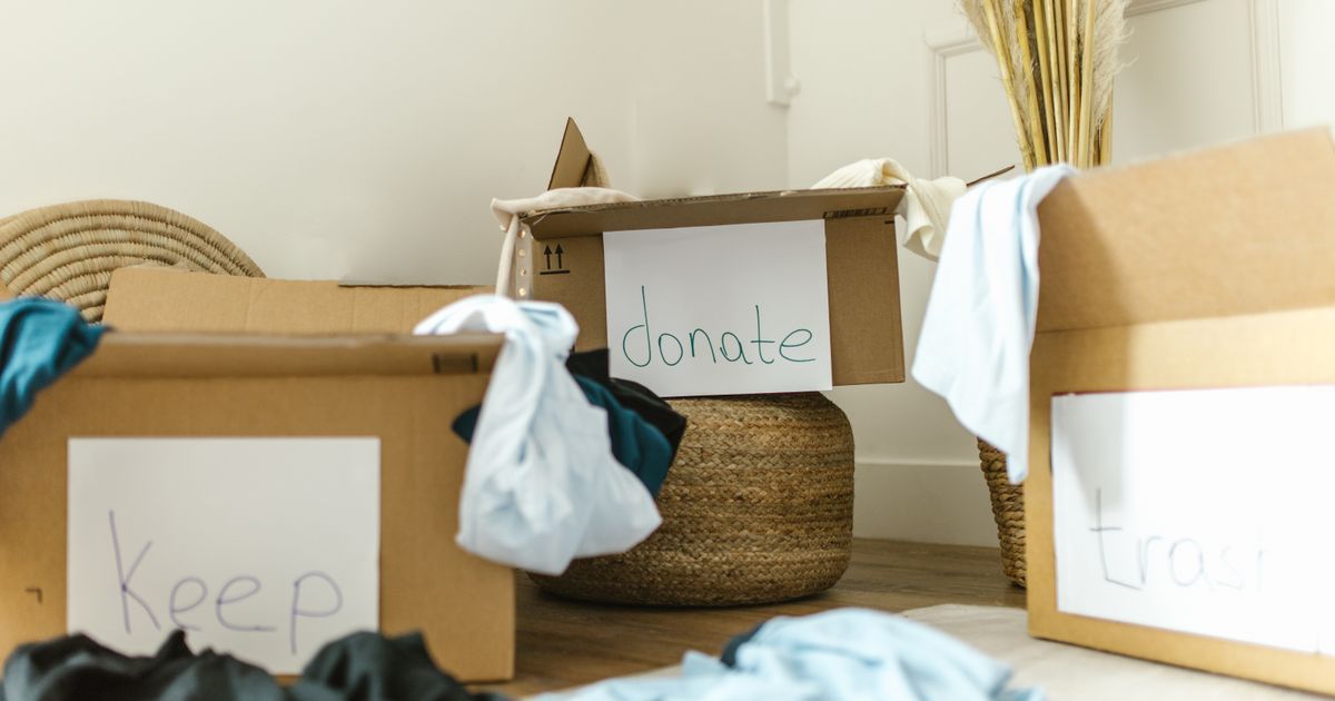 keep・donate・trashと書かれた仕分け用の段ボール箱(イメージ)