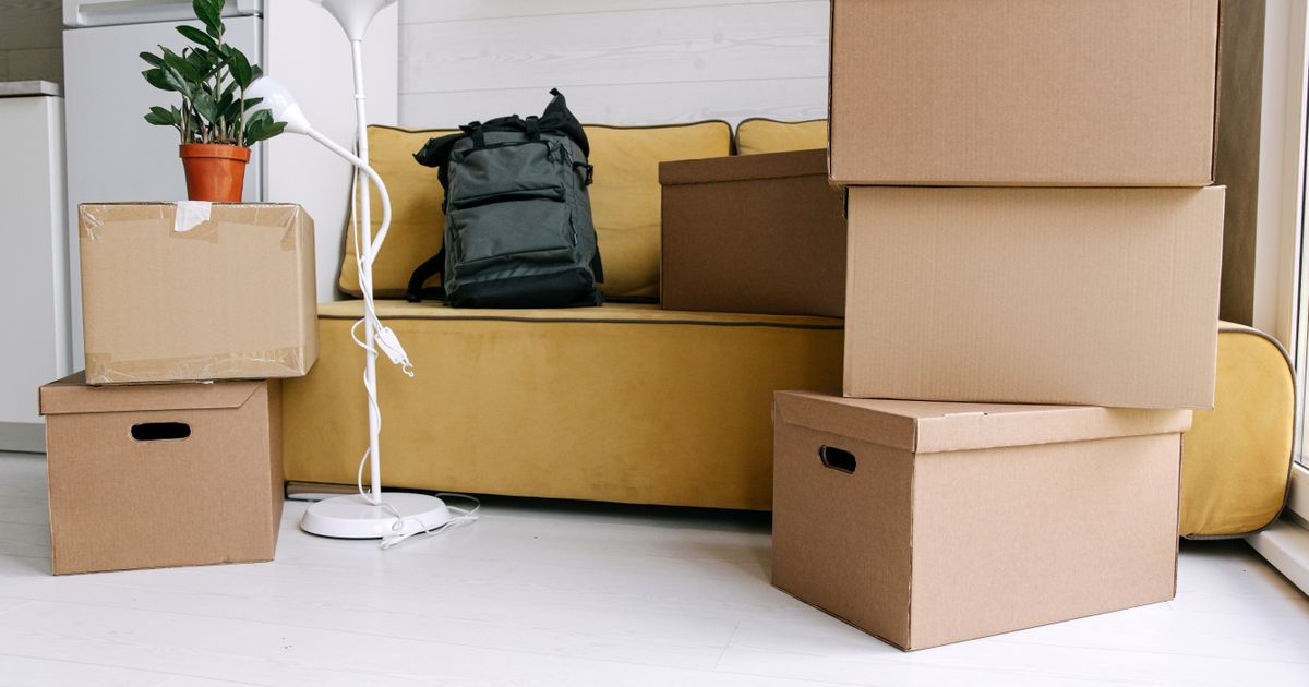 片付け中の部屋に積まれた段ボール箱(イメージ)