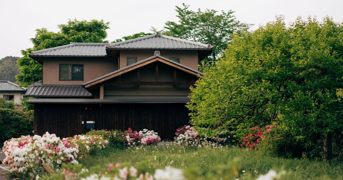 庭木と花に囲まれた日本家屋の外観(イメージ)
